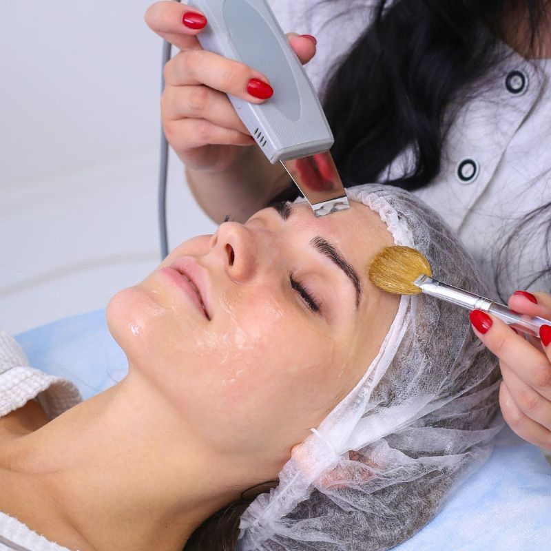 Mujer recibiendo tratamiento facial con maquina